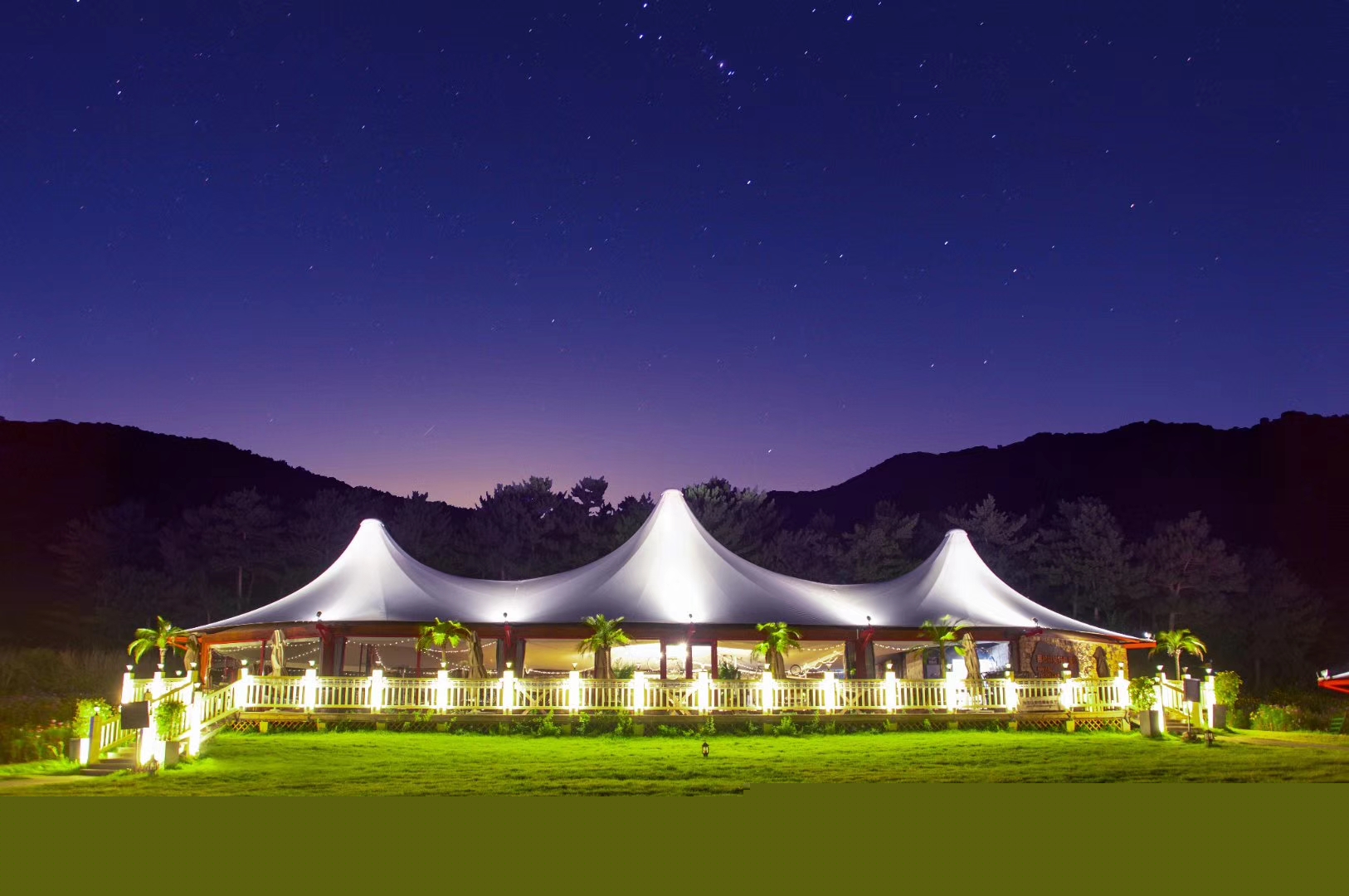 Luxury under the stars: An outdoor tent hotel experience